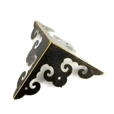  Antik bronz szinű fém sarokvédő elem, 4 db/cs. Mérete: 5x5 cm dekorációs kellék
