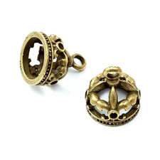 Antik bronz színű korona. Mérete: 1,5x1,3 cm dekorációs kellék