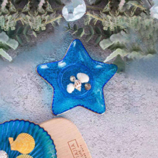 Arany peremmel díszített csillag alakú tányér - kék tányér és evőeszköz