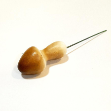  Barna színű drótos erdei gomba. Mérete: 2,5x5,3 cm dekorációs kellék