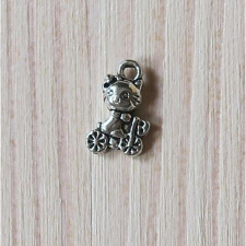  Charm, bicikliző cica. Mérete: 9x14 mmq dekorációs kellék