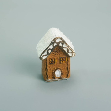 DC Mézeskalács házikó 6,2cm x 4,2cm x 3cm karácsonyi dekoráció