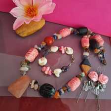  Drágakő és kerámia szett, fiatalos, elegáns egyedi és látványos. nyaklánc