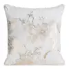  Elegáns fehér-arany virágmintás díszpárna huzat – romantikus glam stílus – modern elegancia, az enteriőrök tökéletes kiegészítője. 45x45cm