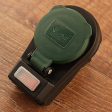 EverFlourish Hungary Kft. Dugalj kapcsolóval zöld színben hosszabbító, elosztó