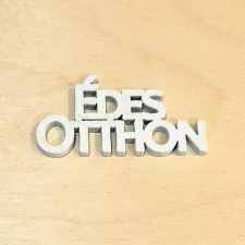 Fehér fa 'Édes otthon' felirat, mérete: 4,5x2,3 cm dekorációs kellék