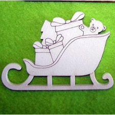 Fehér fa szánkó csomagokkal. Mérete: 8,5x6 cm dekorációs kellék
