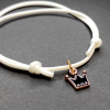  Fehér zsinórszövet karkötő fekete tűzzománc korona charmmal
