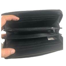  Fekete színű steppelt PVC anyagú pénztárca