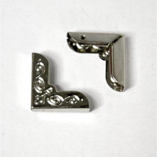  Fém sarokdísz, ezüst színű, lapos. Mérete: 20x20 mm dekorációs kellék