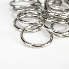  Fémkarika ezüst 2cm 20db/csomag dekorációs kellék