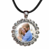 Fényképes nyaklánc bőr lánccal, strasszal kirakott medállal (márkadobozzal)