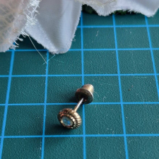  FÜL143 - Arany színű köves beszúrós fülbevaló fém rögzítővel fülbevaló