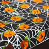 Globiz International Kft. Halloween-i asztalterítő - alumínium hatású - 137 x 183 cm - tök, pókháló