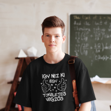  Így néz ki egy tökéletes végzős fekete póló egyedi ajándék