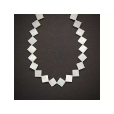 Kagyló négyzet átlósan fúrt 9-10x9x10x2-3mm medál