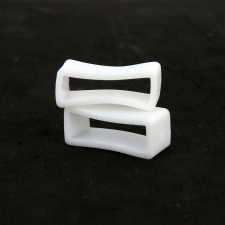  Karóra szíj bújtató, műanyag, fehér színű, 22 mm-es szíjhoz óraszíj