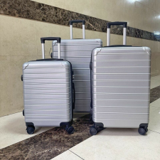  Keményfalú bőrönd 3db-os szet Ezüst színben kézitáska és bőrönd