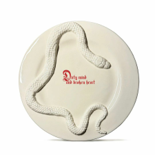 Kerámia tányér, Incartato Ceramics, Dirty mind, Ø 28 cm, elefántcsont tányér és evőeszköz
