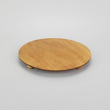  Kerek fa dekortálca lábakkal, lazúrozott . Átmérő: 25 cm dekorációs kellék