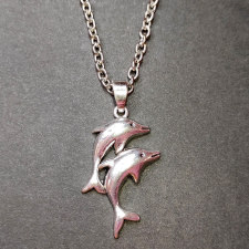Két delfines medál lánccal, ezüst színű nyaklánc