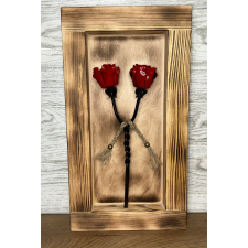  Kovácsoltvas csavart rózsapár BOROVI fenyőfa keretben - vörös/fekete ajándéktárgy