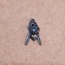  Kulcsok szivvel. Mérete: 13x23 mm dekorációs kellék