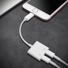  Lightning adapter fülhallgató- és töltő bemenettel, fehér kábel és adapter