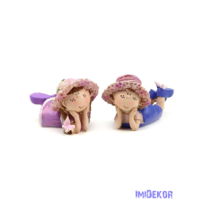  Lila virágkalapos fekvő figura 8x5,5cm dekorációs kellék