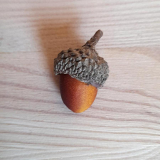  Makk, nikecell, világosbarna. Mérete: kb. 3 cm dekorációs kellék