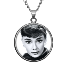 Maria King CARSTON Elegant Audrey Hepburn – medál lánccal nyaklánc