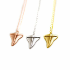 MariaKing Durván menő cápafogas medál nyaklánccal, rose gold nyaklánc