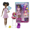 Mattel Barbie bébiszitter játékszett - pink ruhában, színes bőrű baba(FHY97)