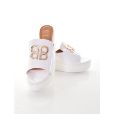 MB Collection női papucs - Ék talpú, lábfej részen arany színű, strasszköves dísszel M25-1-5001-WH/T013