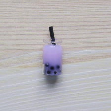 Mini turmix üvegben szívószállal – szilvás. Mérete: 9x25 mm játékfigura