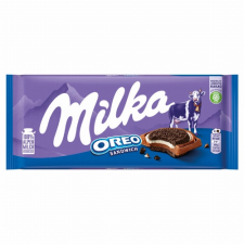 Mondelez Hungária Kft. Milka Oreo Sandwich kakaós kekszek vaníliaízű, tejes krémtöltelékkel alpesi tejcsokoládén 92 g csokoládé és édesség
