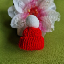  OTT91.1 -  Mini kötött dekor karácsonyi sapkák - piros karácsonyi dekoráció