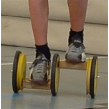 Pedalo-Slalom, fekete kerekekkel gyógyászati segédeszköz