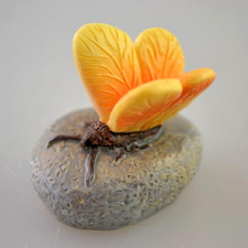  Pillangó kavicson, polyresin. Mérete: 35x25x35 mm dekorációs kellék