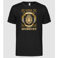 Pólómánia Oroszlános szülinapos 1979 NOVEMBER - Férfi Alap póló