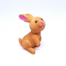  Polyresin nyuszifigura. Mérete: 35x40x25 mm dekorációs kellék