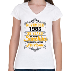 PRINTFASHION 1983 Születésnap - Napfény egy kis hurrikánnal! - Női V-nyakú póló - Fehér