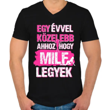 PRINTFASHION Egy évvel közelebb ahhoz hogy milf legyek - Férfi V-nyakú póló - Fekete férfi póló