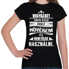 PRINTFASHION Van egy őrült nővérem és... - Női póló - Fekete női póló