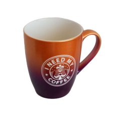 Pufo Need Coffee kerámia bögre, teához, kávéhoz, gyümölcslevekhez, 360 ml, sárga/lila bögrék, csészék