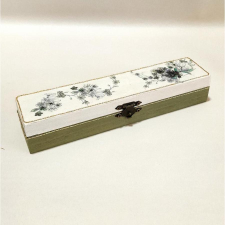 Rajzolt virágos tolltartó. Mérete: 20x4,3x3,5 cm tolltartó