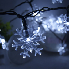 Robi ​Hideg fehér, napelemes karácsonyi fényfüzér hópehely alakú LED izzókkal / fényérzékelővel, kültérre, 6 méter karácsonyfa izzósor