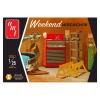 ROUND2 AMT 1/25 Garage Accessory Set #1 "Weekend Wrenchin" szerszámok és figura dioráma kiegészítő