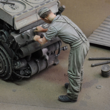  Royal Model German soldier at work - WWII 1:72 (RM974) makett