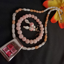  Rózsakvarc, porcelán, gyöngyház  és kristály nyaklánc + fülbevaló + karkötő /767/ ékszer szett